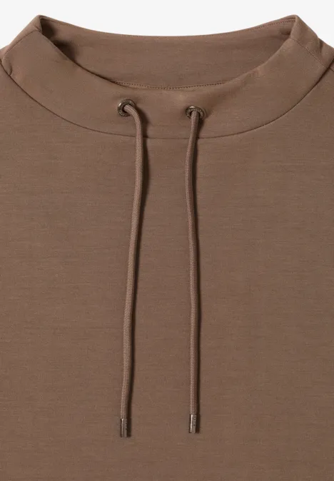 Brauner Sweatshirt-Ausschnitt mit Kordelzug.